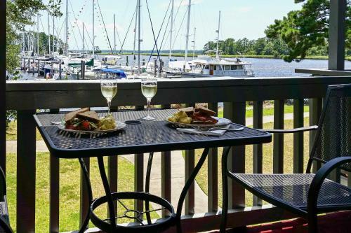 Apartamento New Bern Condo On Marina With Community Pool And More!