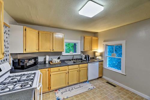 New Bern Home With Yard, Grill And Walkable Location