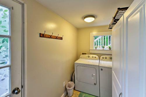 New Bern Home With Yard, Grill And Walkable Location