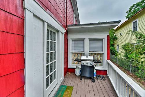 New Bern Home With Yard, Grill And Walkable Location