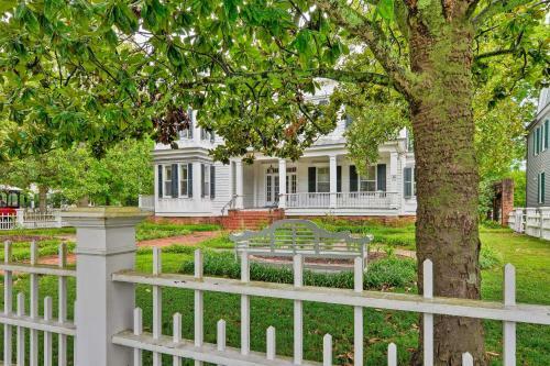 New Bern Home With Yard, Grill And Walkable Location