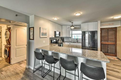 Apartamento Airy Oceanfront Condo With Beach Views And Pool Access!