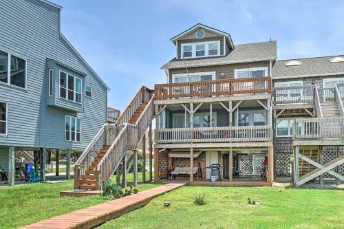 Waterfront Retreat With Deck And Walk To Beach!
