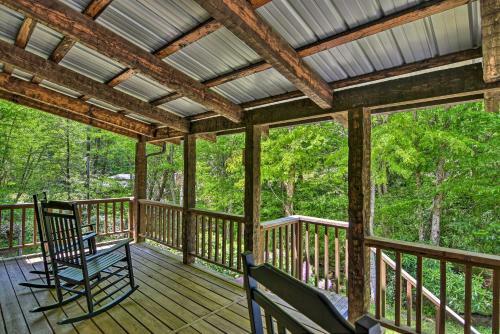 Charming Creekside Cabin - Near Trailheads!
