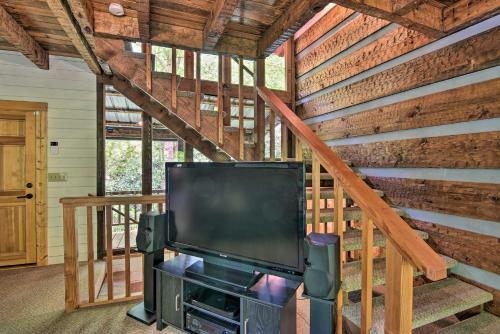 Charming Creekside Cabin - Near Trailheads!