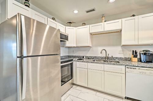 Sunny Townhome With Marsh Views And Walk To Beach