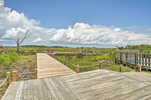 Sunny Townhome With Marsh Views And Walk To Beach