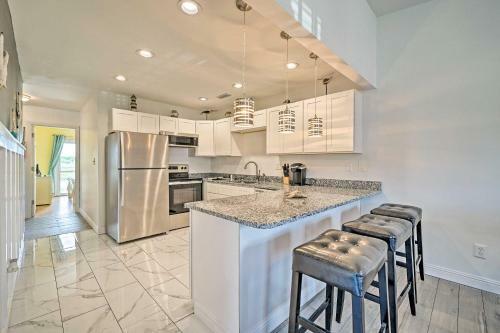 Sunny Townhome With Marsh Views And Walk To Beach