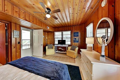 Beachside Cottage With Ocean Views - Steps To Sand Home