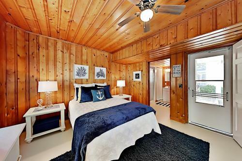 Beachside Cottage With Ocean Views - Steps To Sand Home