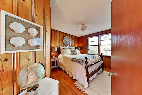 Beachside Cottage With Ocean Views - Steps To Sand Home