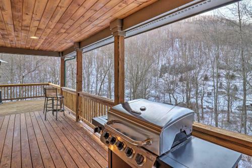 Spacious Newland Cabin With Pool Table And Grill!