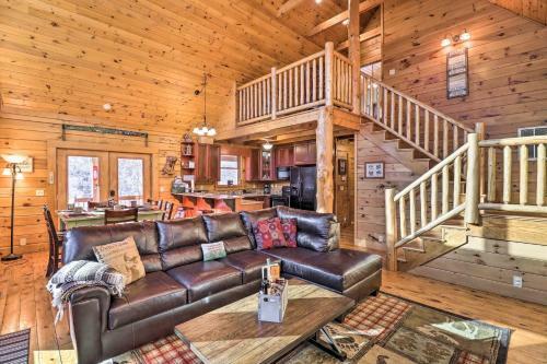 Spacious Newland Cabin With Pool Table And Grill!