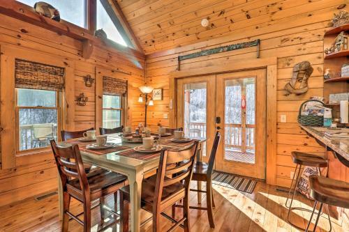 Spacious Newland Cabin With Pool Table And Grill!
