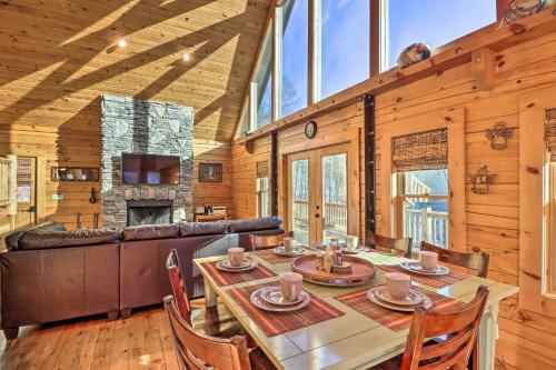Spacious Newland Cabin With Pool Table And Grill!
