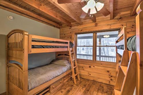 Spacious Newland Cabin With Pool Table And Grill!