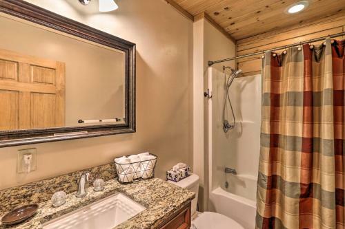 Spacious Newland Cabin With Pool Table And Grill!