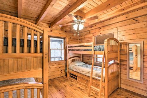 Spacious Newland Cabin With Pool Table And Grill!