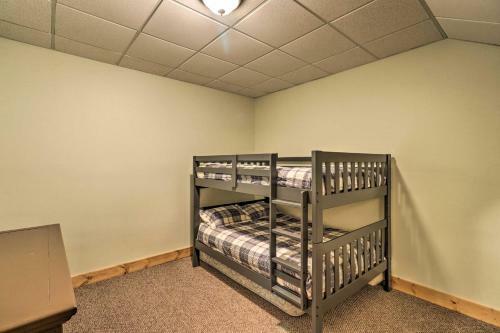 Spacious Newland Cabin With Pool Table And Grill!