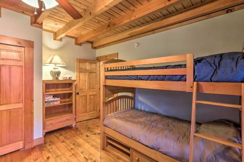 Spacious Newland Cabin With Pool Table And Grill!