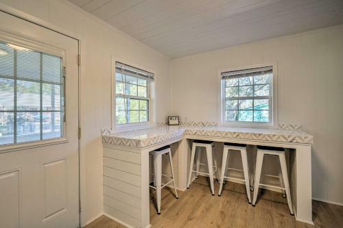 Modern Oak Island Cottage Less Than 3 Miles To Pier!
