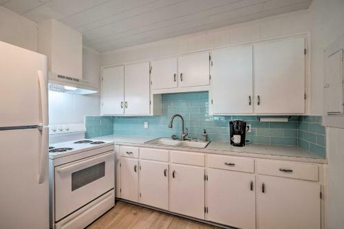 Modern Oak Island Cottage Less Than 3 Miles To Pier!