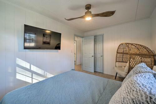 Modern Oak Island Cottage Less Than 3 Miles To Pier!