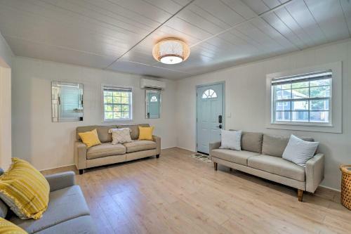 Modern Oak Island Cottage Less Than 3 Miles To Pier!