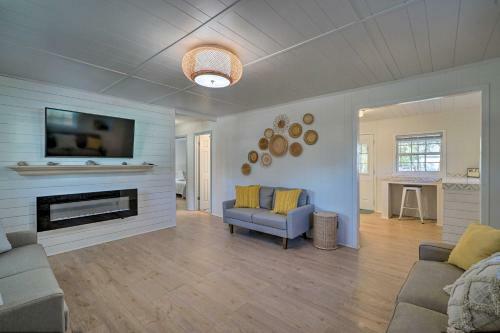 Modern Oak Island Cottage Less Than 3 Miles To Pier!
