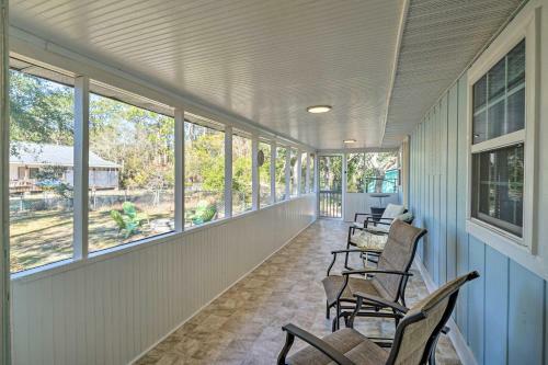 Modern Oak Island Cottage Less Than 3 Miles To Pier!