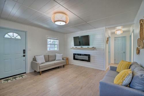 Modern Oak Island Cottage Less Than 3 Miles To Pier!