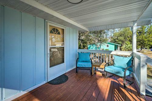 Modern Oak Island Cottage Less Than 3 Miles To Pier!