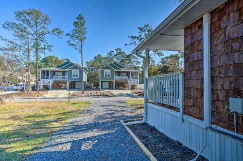 Modern Oak Island Cottage Less Than 3 Miles To Pier!