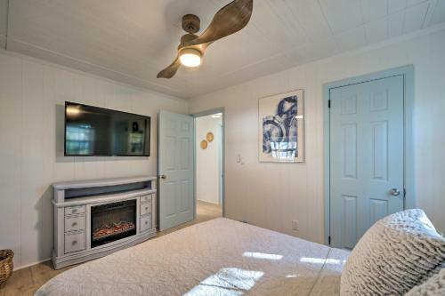 Modern Oak Island Cottage Less Than 3 Miles To Pier!