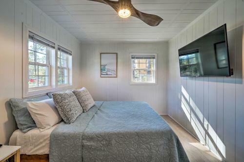 Modern Oak Island Cottage Less Than 3 Miles To Pier!