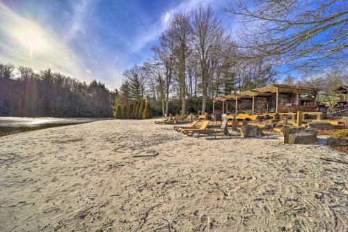 Cozy And Modern Newland Cabin Fire Pit And Deck!