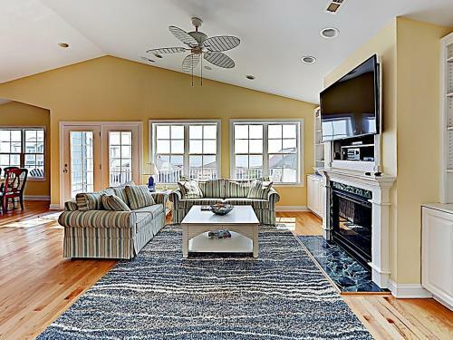 Expansive Beach Beauty With Private Pool & Balconies Home