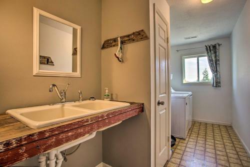 River Valley Oasis With Gorgeous Views And Yard!