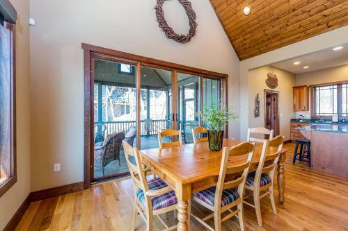 Exceptional Vacation Home In Pisgah Forest Home