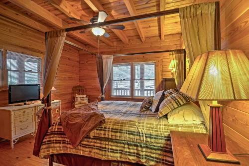 Pristine Sapphire Resort Cabin With Deck And Game Room