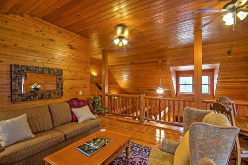 Pristine Sapphire Resort Cabin With Deck And Game Room