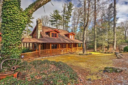 Pristine Sapphire Resort Cabin With Deck And Game Room