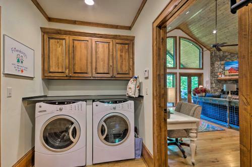 Spacious Sapphire Home With 2 Decks And Mtn Views