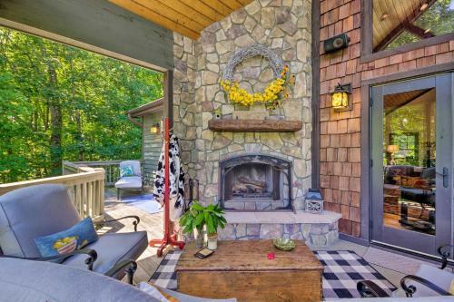 Spacious Sapphire Home With 2 Decks And Mtn Views