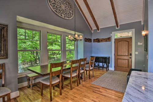 Home Spacious Deck 1 Mi To Otter Falls Trail
