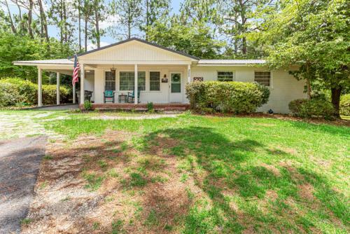 Downtown Bungalow-near Base, Golf, Dining, Brewery