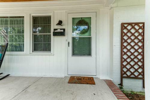 Downtown Bungalow-near Base, Golf, Dining, Brewery