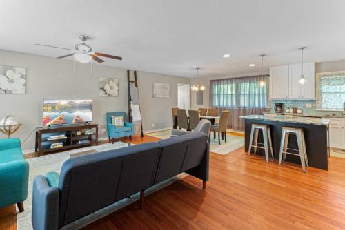 Downtown Bungalow-near Base, Golf, Dining, Brewery