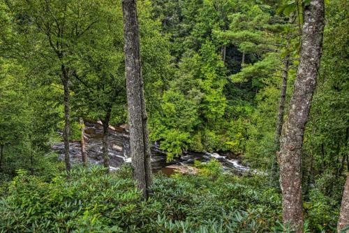 Quiet Riverfront Escape With Deck And Fly Fishing