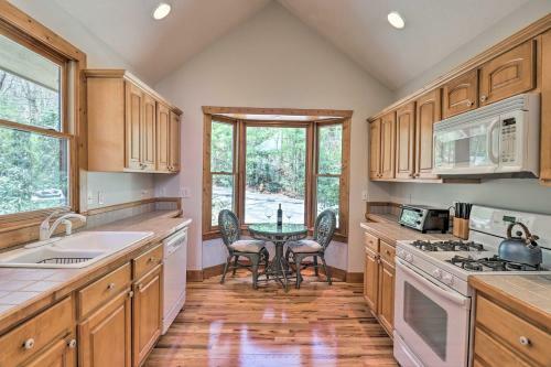 Sapphire Retreat With 2 Decks And Resort Access!
